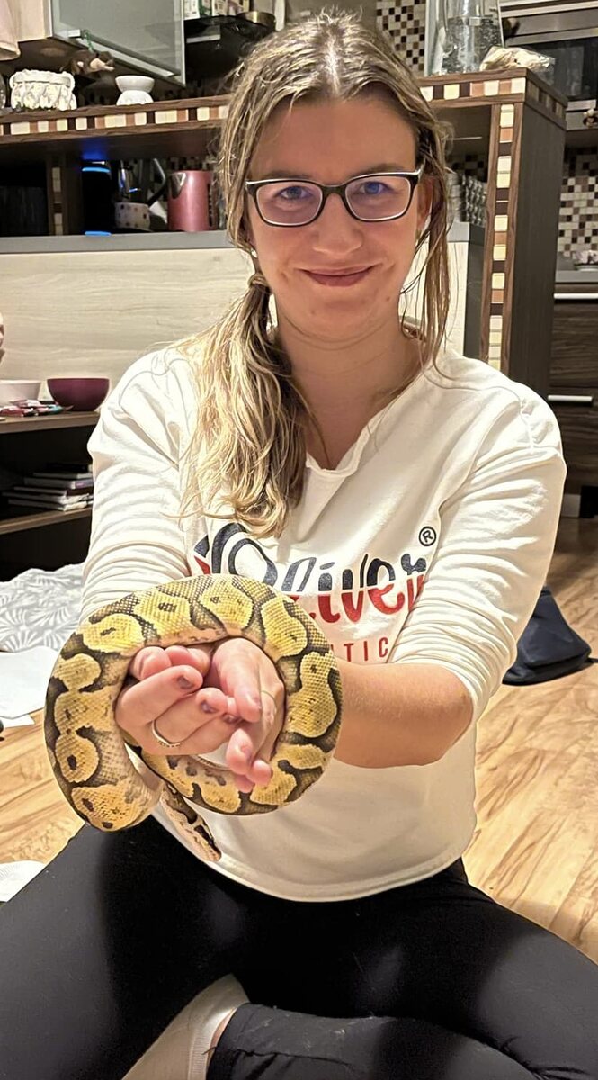 Aneta drží krajtu
